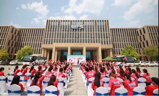 做白色的牛奶，創(chuàng)紅色的企業(yè)，花花牛乳業(yè)集團(tuán)青春歌會(huì)慶祝建黨100周年
