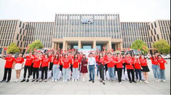 做白色的牛奶，創(chuàng)紅色的企業(yè)，花花牛乳業(yè)集團(tuán)青春歌會(huì)慶祝建黨100周年