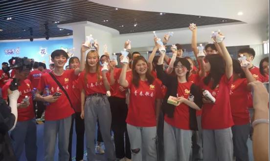 做白色的牛奶，創(chuàng)紅色的企業(yè)，花花牛乳業(yè)集團(tuán)青春歌會(huì)慶祝建黨100周年