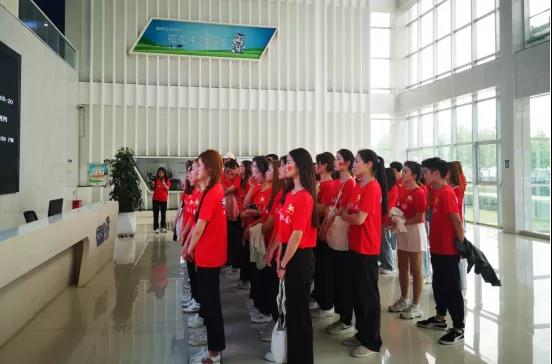 做白色的牛奶，創(chuàng)紅色的企業(yè)，花花牛乳業(yè)集團(tuán)青春歌會(huì)慶祝建黨100周年