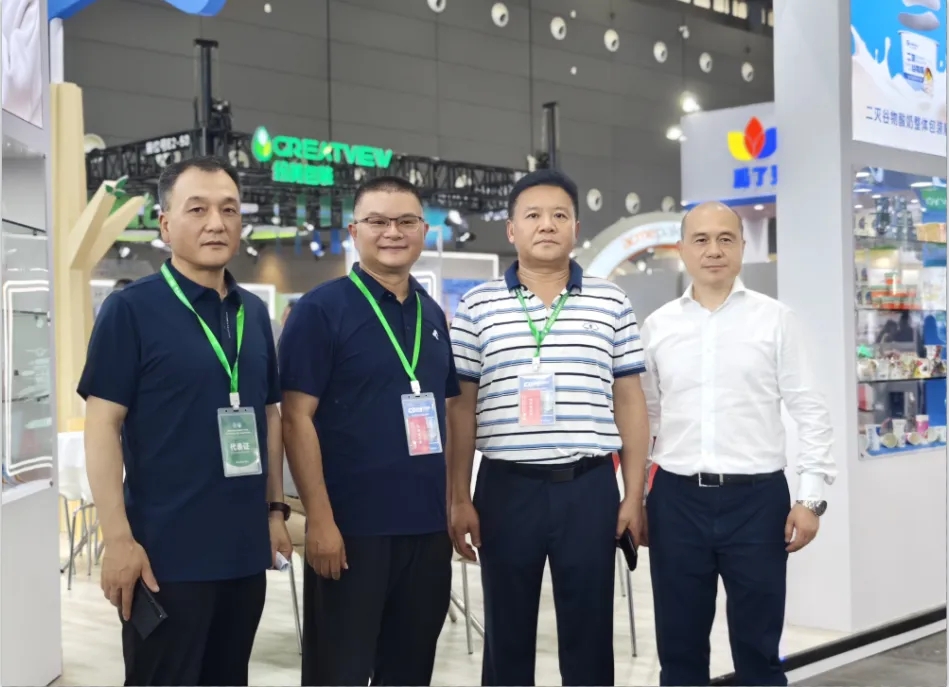 花花牛乳業(yè)集團黨委書記、董事長唐洪峰一行參加中國乳制品工業(yè)協(xié)會第三十次年會暨2024中國（國際）乳業(yè)技術(shù)博覽會