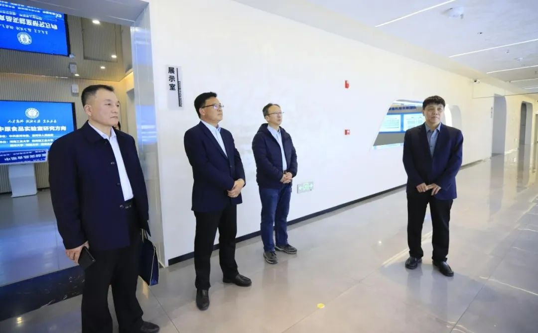 花花牛乳業(yè)集團(tuán)黨委書記、董事長唐洪峰一行赴中原食品實(shí)驗(yàn)室同中國工程院院士、中原食品實(shí)驗(yàn)室主任任發(fā)政座談交流