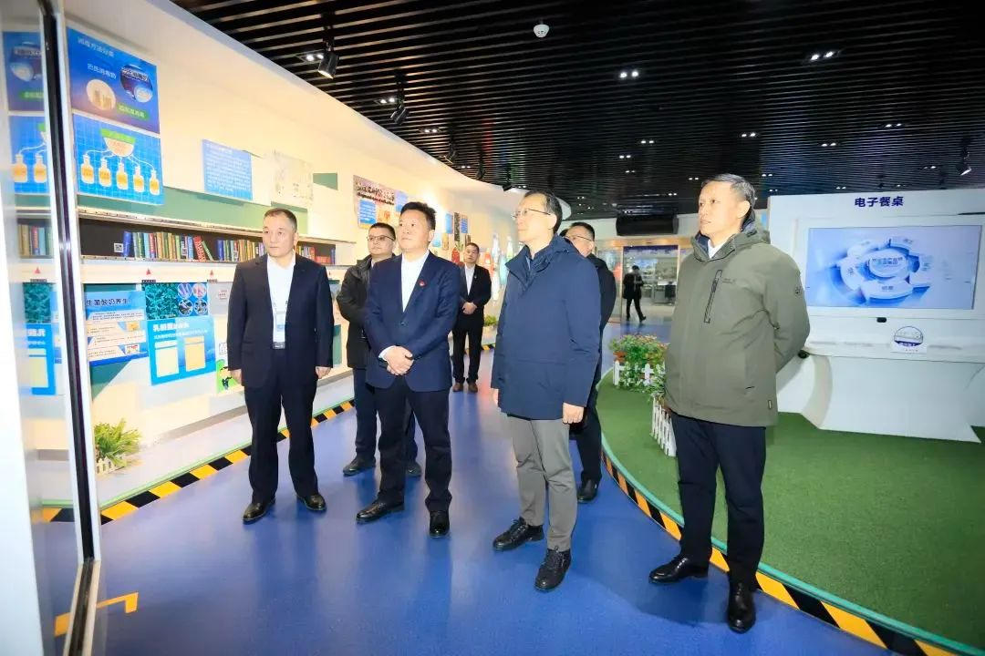 省政府國(guó)資委黨委書(shū)記、主任李濤一行到花花牛乳業(yè)集團(tuán)調(diào)研