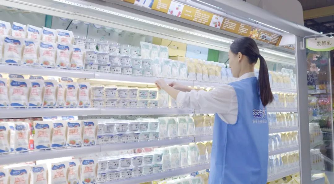 點(diǎn)贊！河南日報(bào)要聞02版——報(bào)道花花牛乳業(yè)集團(tuán)鄭州分公司乳制品生產(chǎn)場景，彰顯花花牛乳業(yè)集團(tuán)發(fā)展新活力