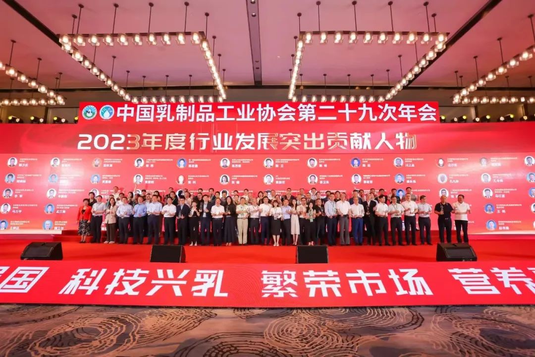 參觀拓思路 交流促發(fā)展 | 集團領導參加中乳協(xié)第二十九次年會暨中國（國際）乳業(yè)技術博覽會并到江西陽光乳業(yè)參觀座談