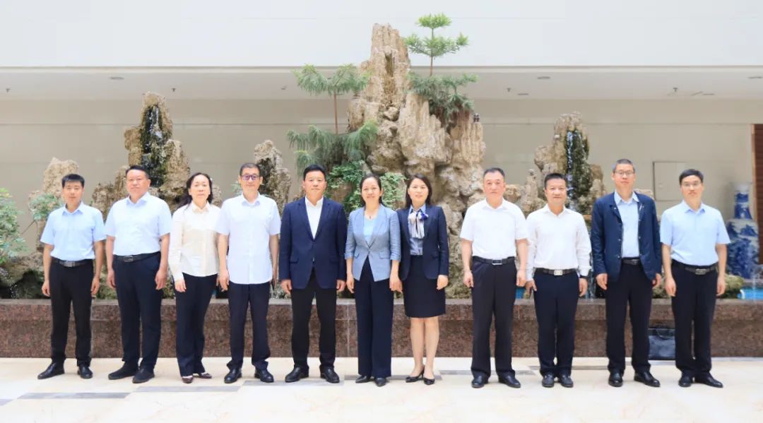 揚(yáng)帆起航 譜寫絢麗新篇章 | 花花牛乳業(yè)集團(tuán)新一屆董事會(huì)成立并召開(kāi)中高層以上領(lǐng)導(dǎo)干部會(huì)議