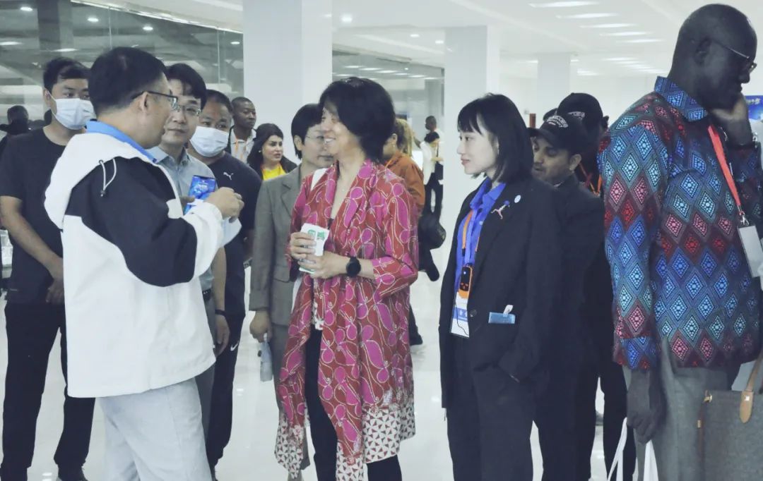 北京大學(xué)南南合作與發(fā)展學(xué)院教授、全球伙伴關(guān)系主任周詠梅一行蒞臨花花牛平輿瑞亞牧業(yè)參觀調(diào)研