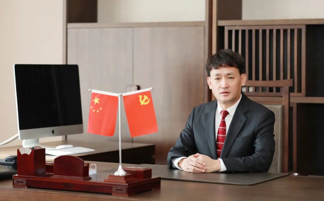 雙雙獲獎(jiǎng) 喜事連連｜ 花花牛乳業(yè)集團(tuán)榮獲“河南省知名品牌”獎(jiǎng)，董事長關(guān)曉彥榮膺“2022年度品牌人物”