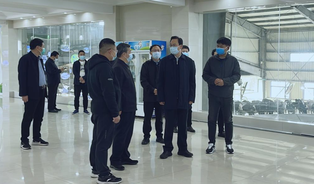 河南省人大常委會黨組書記、副主任孔昌生蒞臨花花牛魯山瑞亞牧場參觀調研