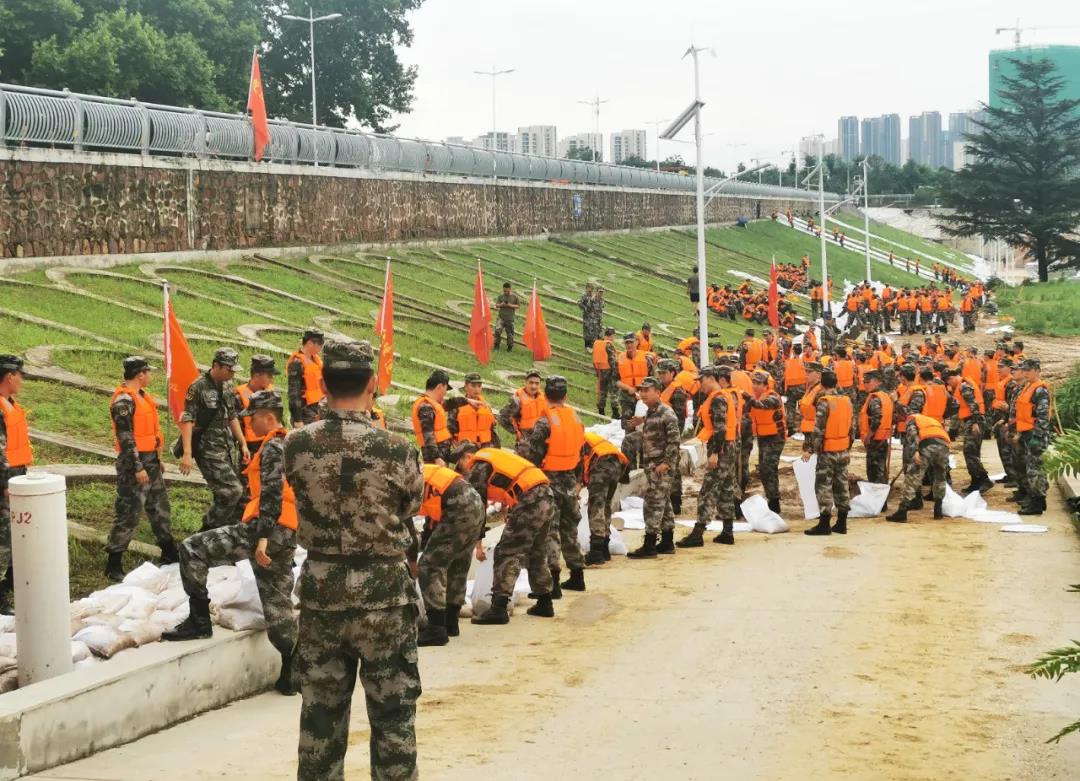 大雨無情人有情！花花牛乳業(yè)慰問常莊水庫抗洪搶險(xiǎn)官兵