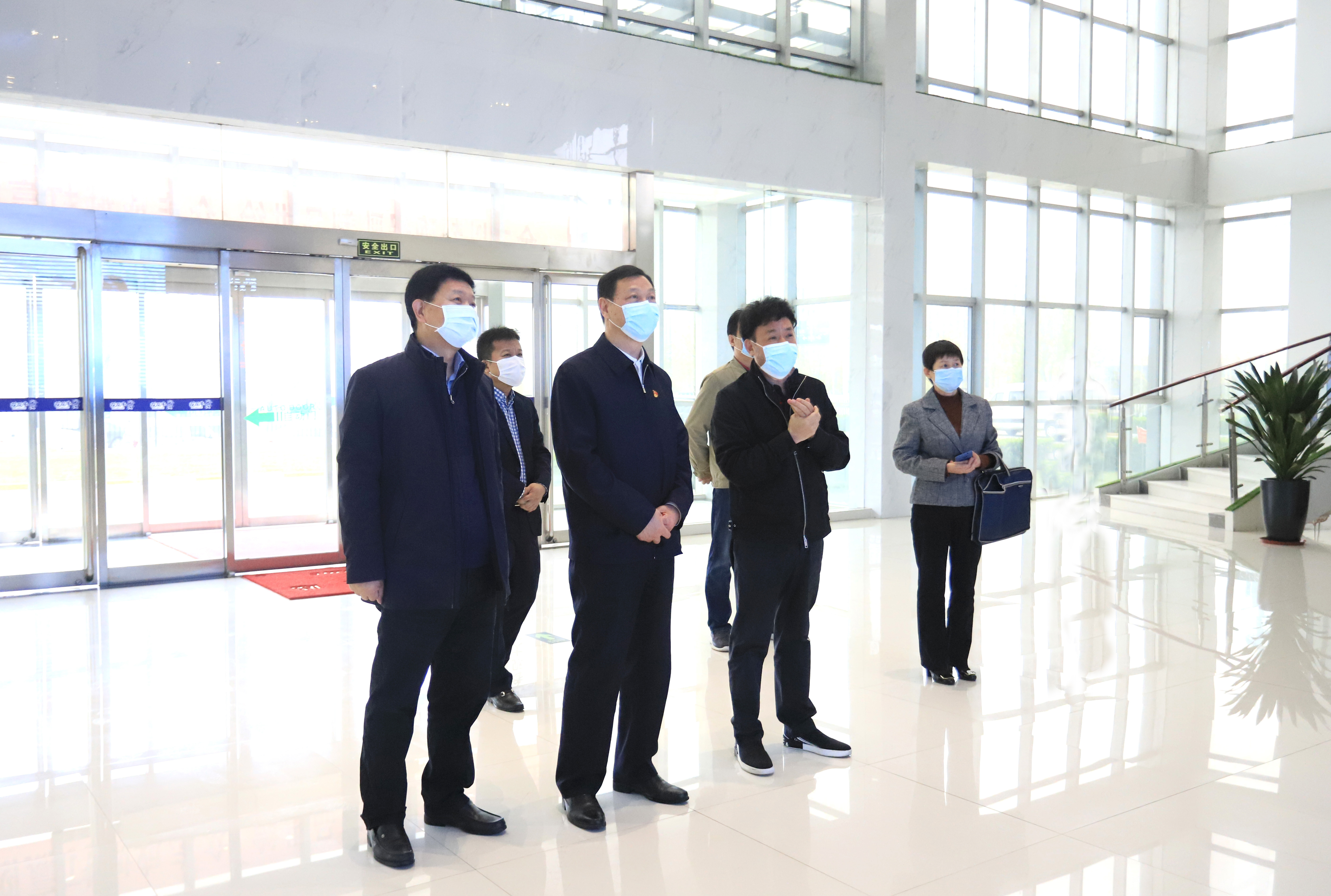 河南省委農(nóng)辦主任、農(nóng)業(yè)農(nóng)村廳廳長(zhǎng)申延平一行調(diào)研河南花花牛乳業(yè)集團(tuán)