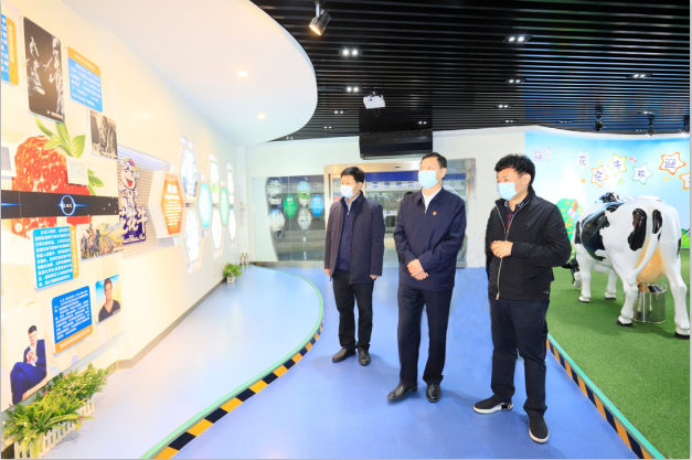 河南省委農(nóng)辦主任、農(nóng)業(yè)農(nóng)村廳廳長(zhǎng)申延平一行調(diào)研河南花花牛乳業(yè)集團(tuán)