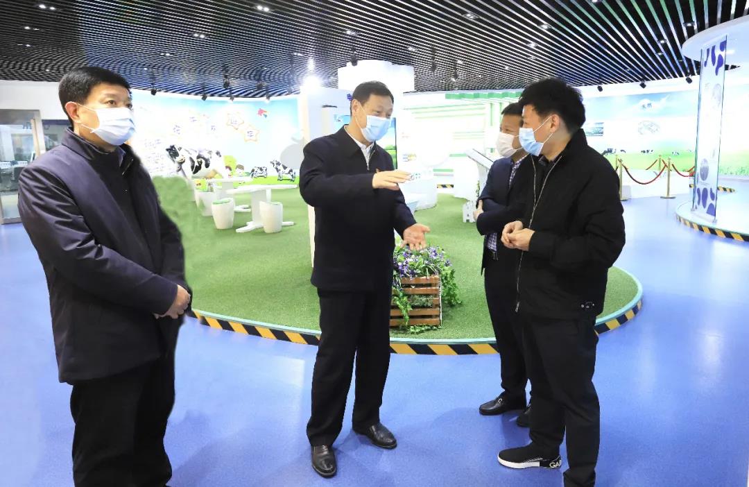 河南省委農(nóng)辦主任、農(nóng)業(yè)農(nóng)村廳廳長(zhǎng)申延平一行調(diào)研河南花花牛乳業(yè)集團(tuán)