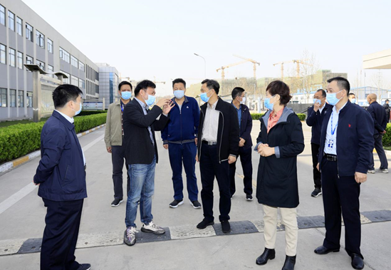 鄭州市人大副主任孫黎、市政府副市長李喜安一行 蒞臨花花牛開展“三送一強(qiáng)”活動(dòng)