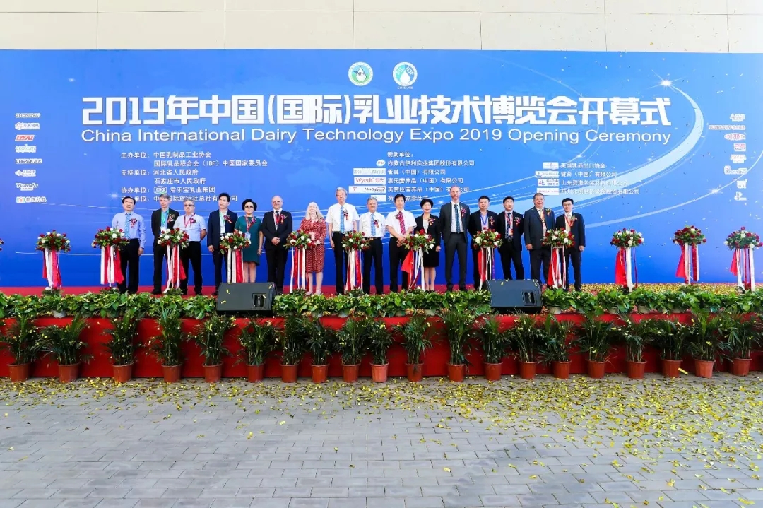 中國(guó)乳制品工業(yè)協(xié)會(huì)第二十五次年會(huì)召開！花花牛總裁董碩峰獲“振興乳業(yè)領(lǐng)軍人”榮譽(yù)稱號(hào)