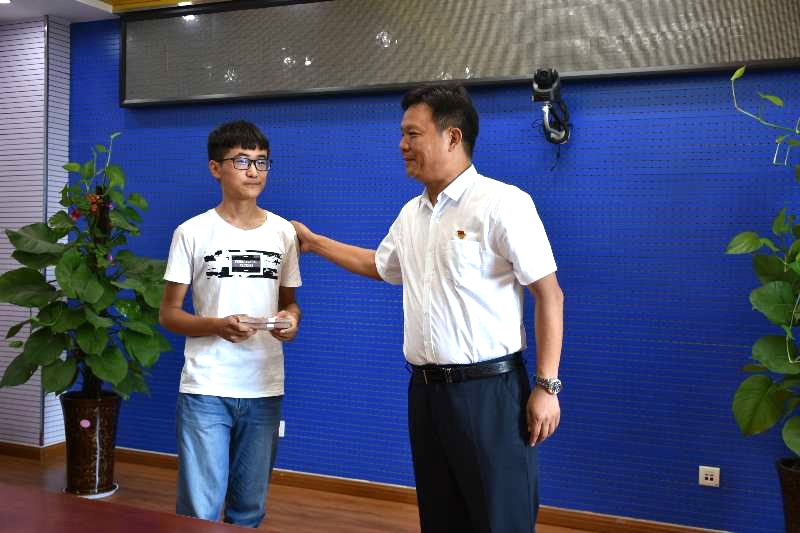 花花牛濟(jì)困解難，助力學(xué)子圓夢(mèng)香江