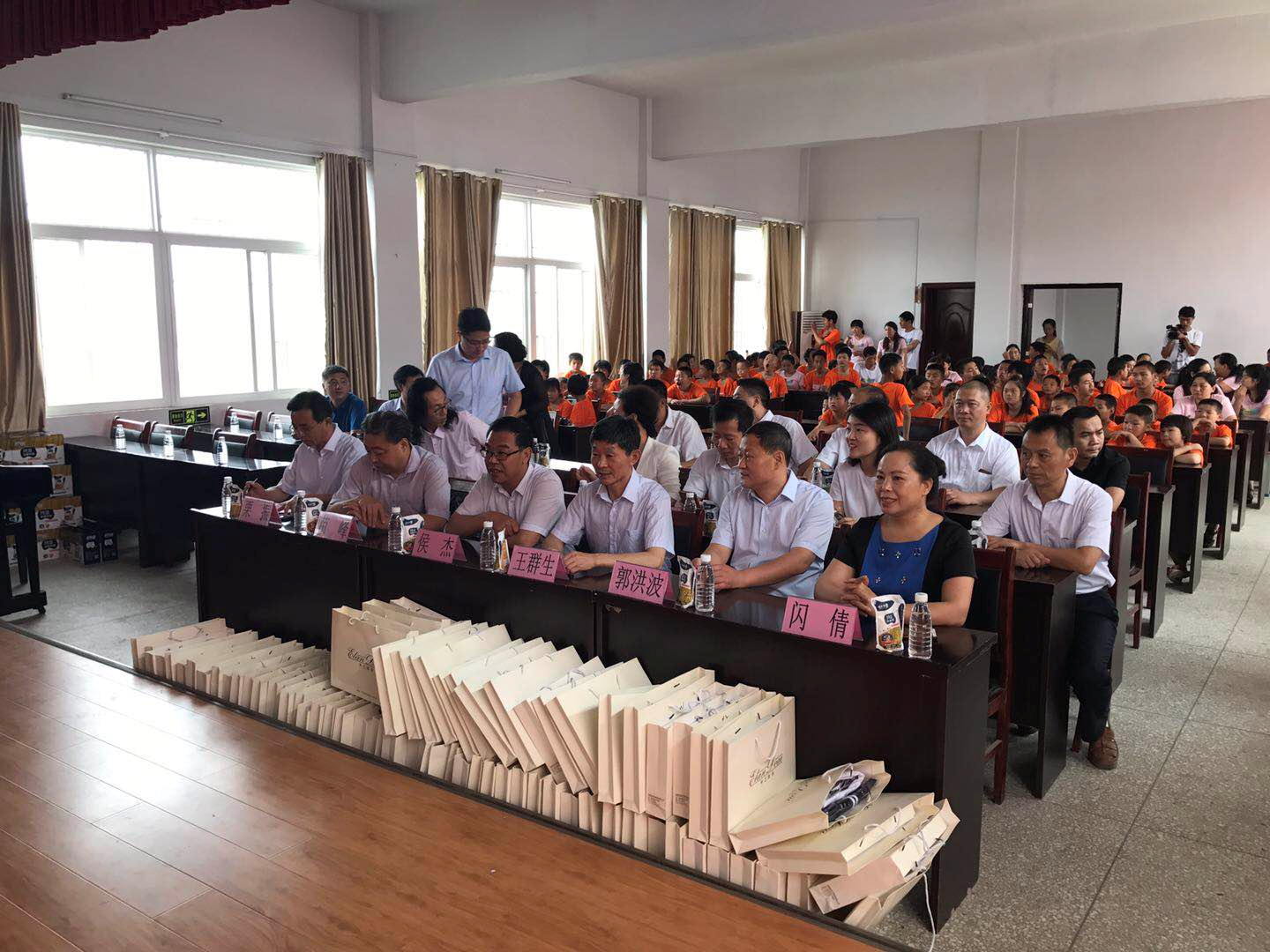 “關(guān)愛特殊兒童，讓愛灑滿人間—花花牛乳業(yè)集團2018中國小康牛奶行動” 公益助學泌陽捐贈儀式