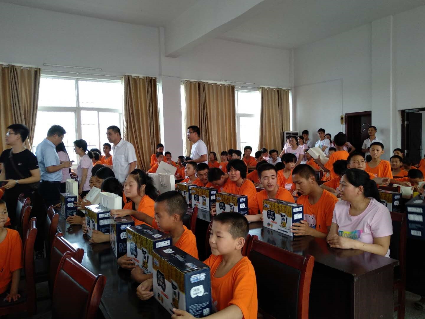 “關(guān)愛特殊兒童，讓愛灑滿人間—花花牛乳業(yè)集團2018中國小康牛奶行動” 公益助學泌陽捐贈儀式