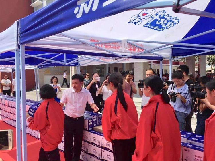 “健康中原，牛奶伴您行——花花牛乳業(yè)集團(tuán)2018中國(guó)小康牛奶行動(dòng)” 公益助學(xué)啟動(dòng)儀式隆重舉行