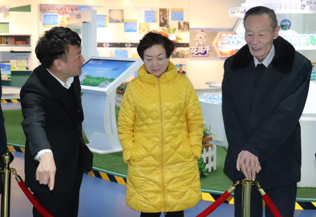 中國奶業(yè)協(xié)會(huì)高鴻賓會(huì)長(zhǎng)蒞臨花花牛指導(dǎo)工作 中國奶業(yè)協(xié)會(huì)高鴻賓會(huì)長(zhǎng)蒞臨花花牛指導(dǎo)工作