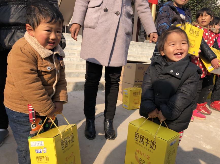 花花牛走進新密白龍廟村 讓山區(qū)的孩子喝到最新鮮的牛奶 花花牛走進新密白龍廟村 讓山區(qū)的孩子喝到最新鮮的牛奶