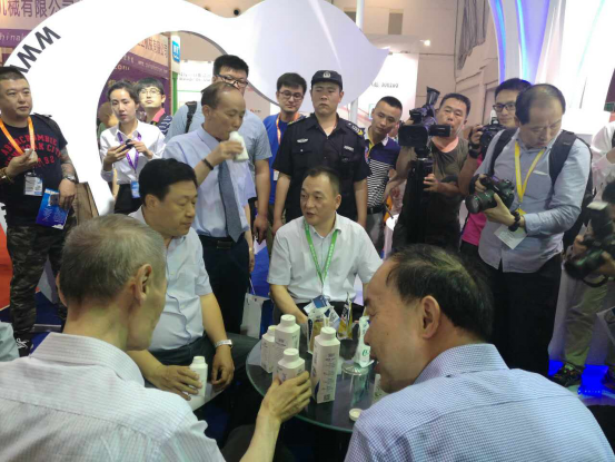 花花牛牛氣沖天！農(nóng)業(yè)部長品嘗“領(lǐng)暢”點贊，又獲國際奶業(yè)平臺青睞