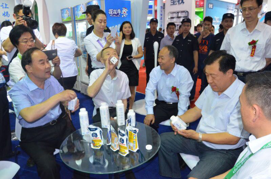 花花牛牛氣沖天！農(nóng)業(yè)部長品嘗“領(lǐng)暢”點贊，又獲國際奶業(yè)平臺青睞