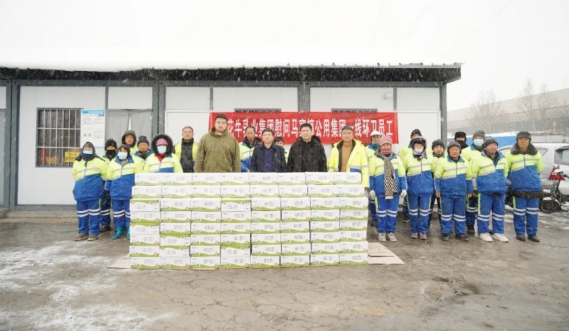 慰問一線環(huán)衛(wèi)工，禮贈(zèng)新鮮花花牛