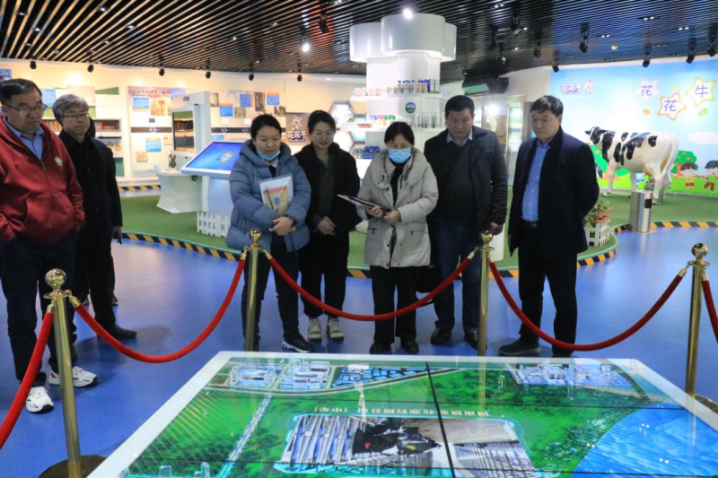 花花牛丨農(nóng)業(yè)農(nóng)村部食物與營(yíng)養(yǎng)發(fā)展研究所調(diào)研組徐偉平一行蒞臨花花牛乳業(yè)集團(tuán)考察調(diào)研