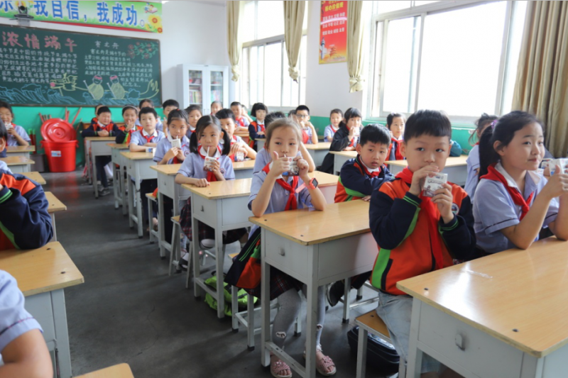 做好一杯放心奶 ——“花花?！背砷L記