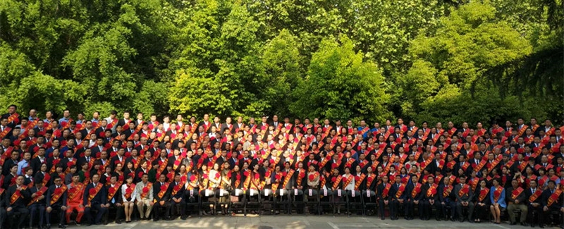 河南花花牛乳業(yè)集團(tuán)股份有限公司阮曉琦、王曉龍榮獲“鄭州市勞動模范”榮譽(yù)稱號