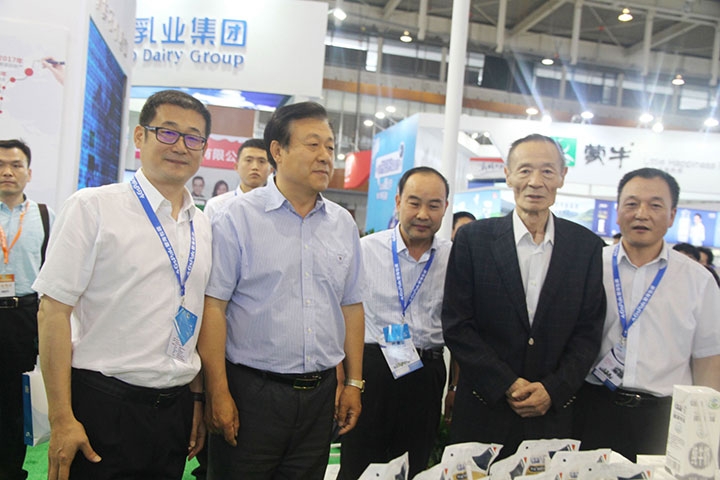花花牛亮相第八屆中國(guó)奶業(yè)大會(huì)，又獲農(nóng)業(yè)部長(zhǎng)一聲贊！