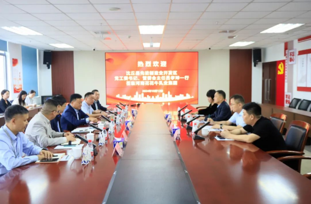 沈丘縣先進(jìn)制造業(yè)開(kāi)發(fā)區(qū)黨工委書記呂孝坤、金絲猴食品有限公司董事長(zhǎng)李旸等一行到訪河南花花牛乳業(yè)集團(tuán)