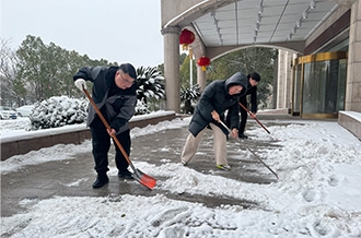 掃雪除冰 展現(xiàn)擔當 ——花花牛乳業(yè)集團開展掃雪除冰志愿服務(wù)活動