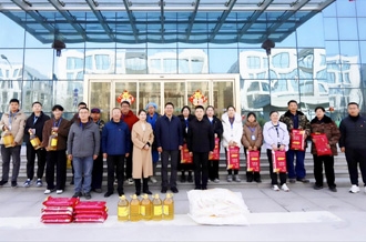 新春佳節(jié)暖人心 堅守一線顯擔當 ——河南農(nóng)業(yè)投資集團黨委委員、副總經(jīng)理兼花花牛乳業(yè)集團黨委書記、董事長張峰慰問花花牛乳業(yè)在崗員工